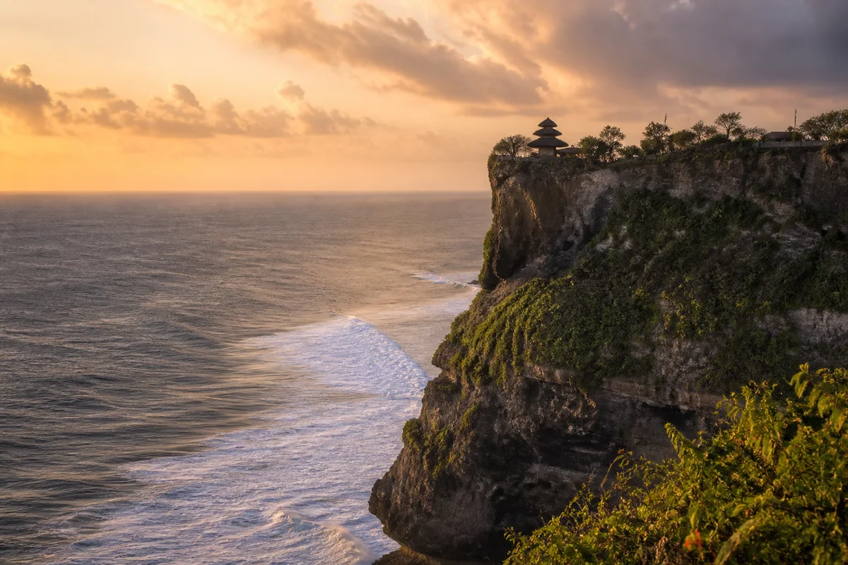 Pemandangan tebing laut Uluwatu, Bali